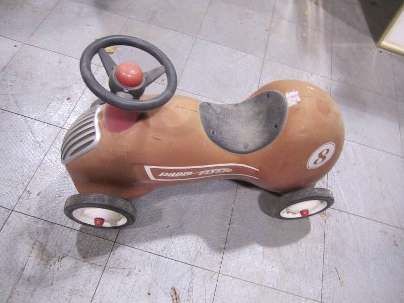 lot 234 image: Vintage Radio Flyer scooter with me...