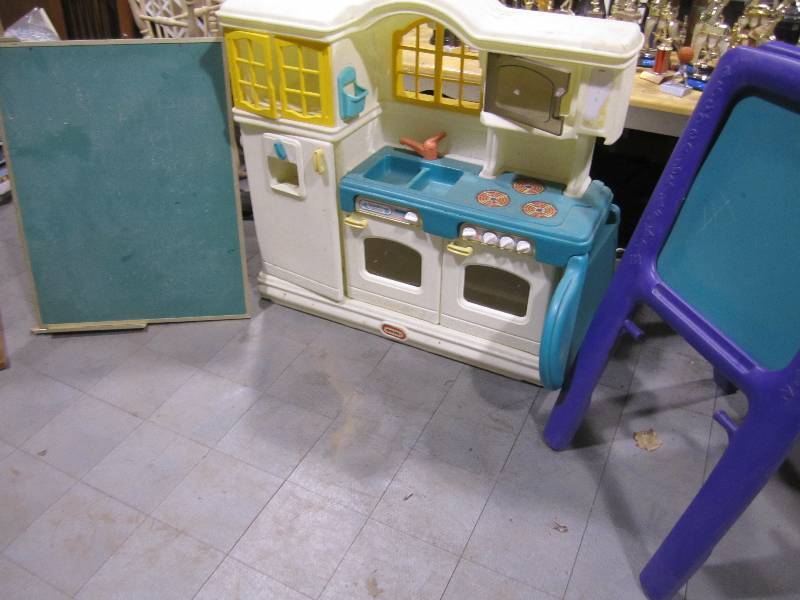 lot 237 image: Play kitchen and step 2 easel and a...