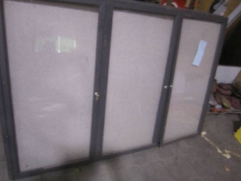 lot 243 image: Locking display case with keys, 6 x...