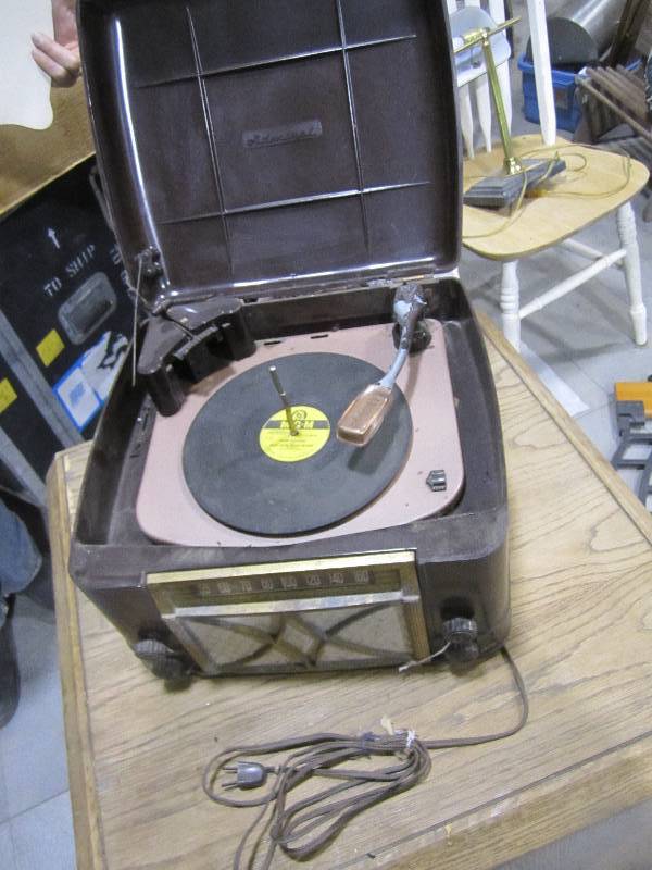 lot 255 image: 1948 Admiral Model 7RT41-N 78 RPM p...