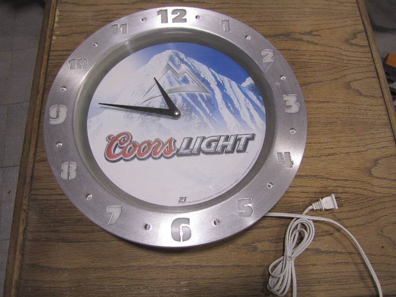 lot 257 image: Coors Light clock...
