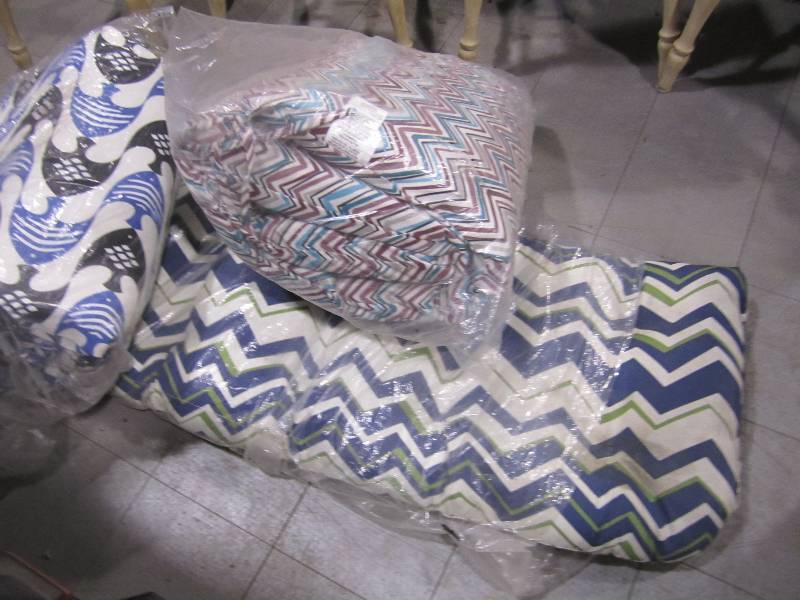 lot 261 image: 3 padio seat coushins...