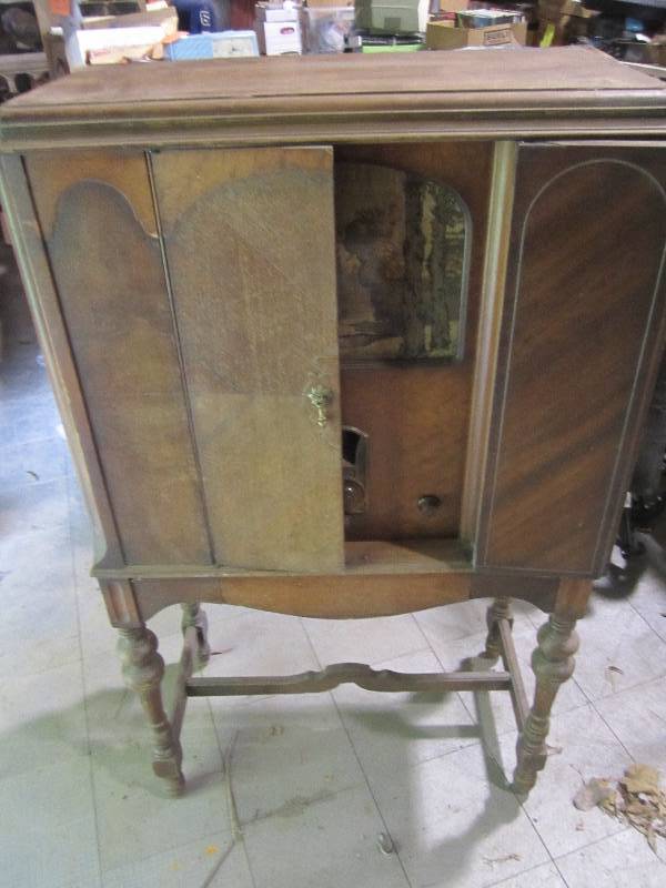 lot 270 image: Antique Philco tube radio...