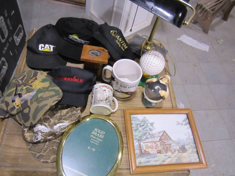 lot 276 image: Lot of dcor and caps...