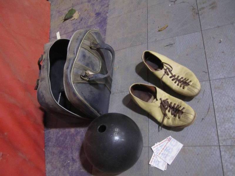 lot 280 image: Vintage bowling ball, bag and shoes...