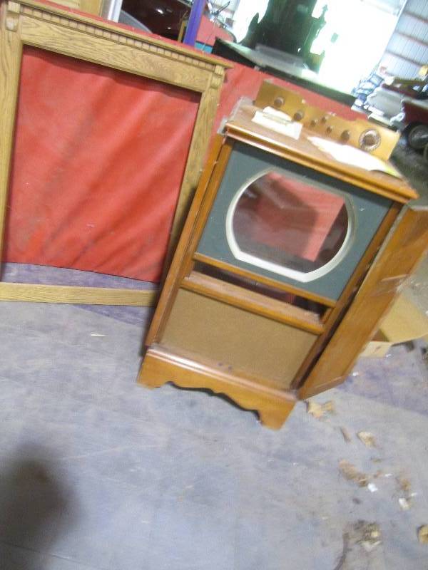 lot 282 image: Magnavox TV box, no TV makes a grea...
