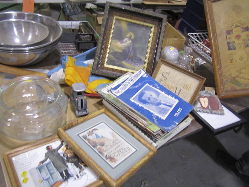 lot 304 image: Lot of household dcor...