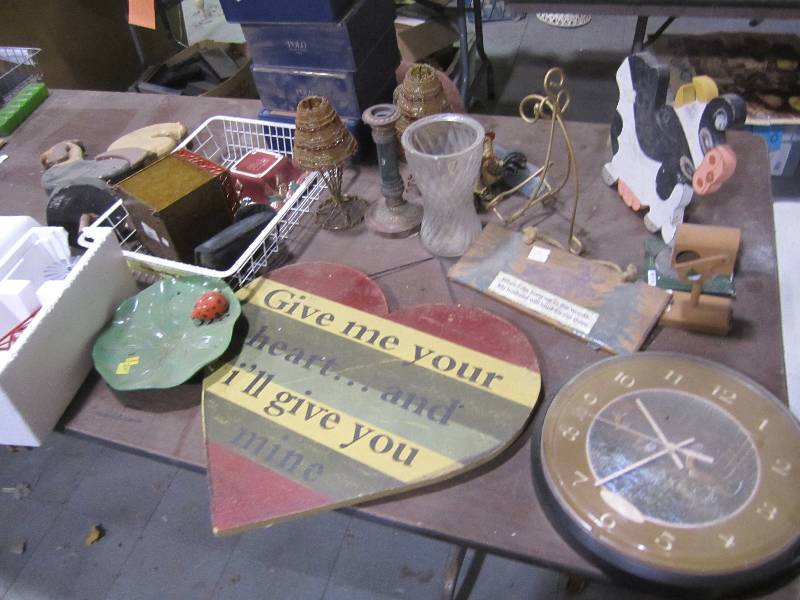 lot 305 image: Lot of household dcor...