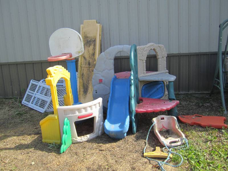 lot 311 image: Lot of Little Tykes play equipment ...