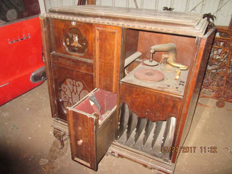 lot 2 image: Antique wood cabinet radio and phon...