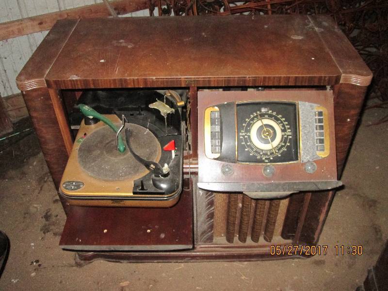 lot 3 image: Antique Zenith Cobra tuner and phon...