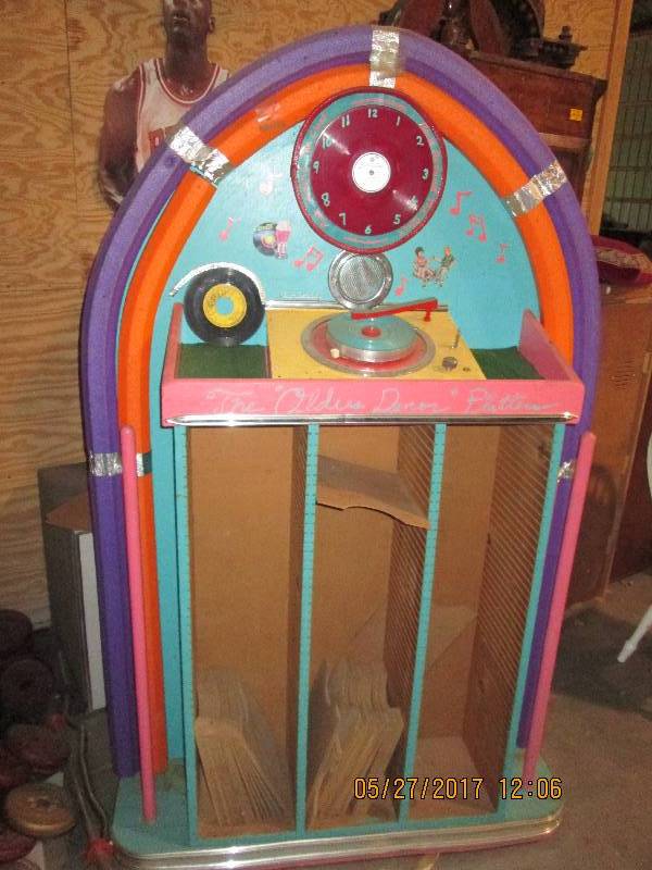 lot 9 image: Zenith record player mounted in a r...