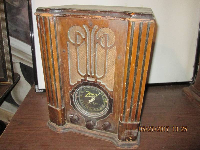 lot 25 image: Zenith long distance radio...