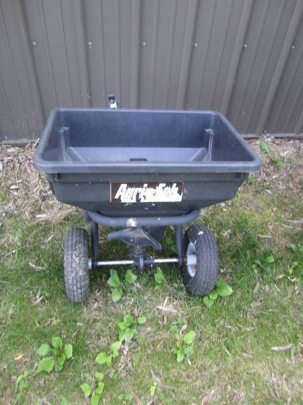 lot 319 image: Agri Fab Spreader