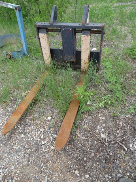 lot 7 image: Forklift Carriage with built in til...