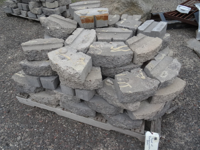 lot 99 image: Pallet of used Retaining Wall block...