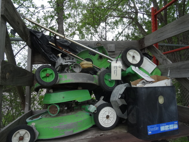 lot 113 image: Lawn Mowers for parts, aluminum dec...