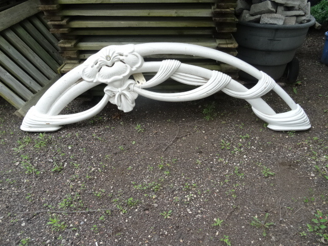 lot 121 image: Architectural Plastic Deco Piece, p...