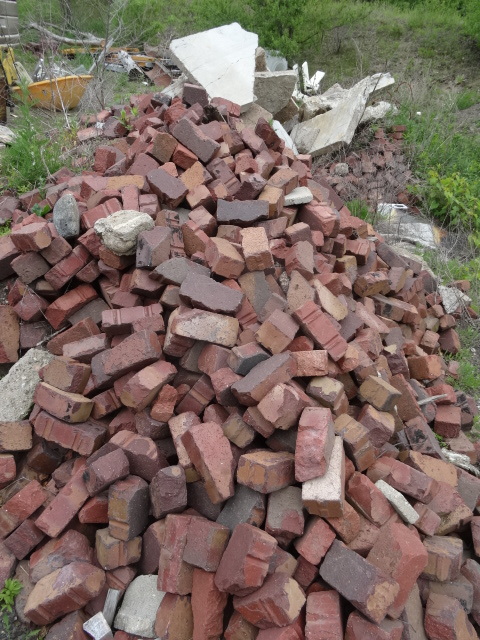 lot 179 image: Reclaimed Red Brick, buyer to carry...