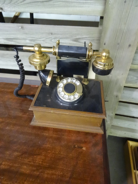 lot 71 image: Deco-Tel telephone, DW 1310B, works...