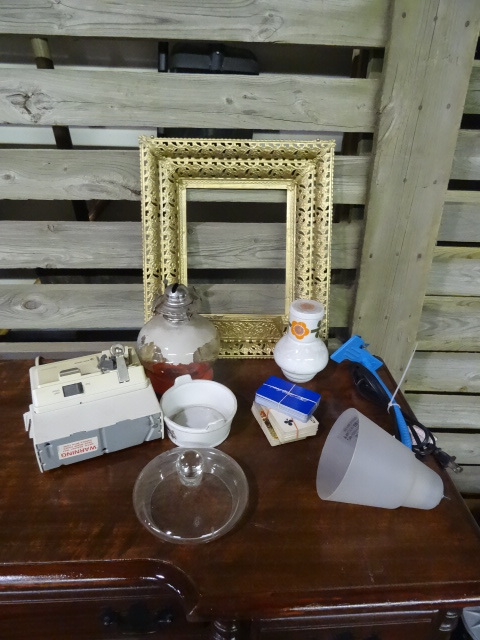 lot 19 image: Vintage picture frame(16x14), clip-...