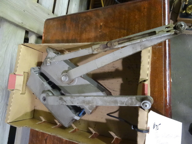 lot 75 image: Nortin Industrial Door Closures, pa...