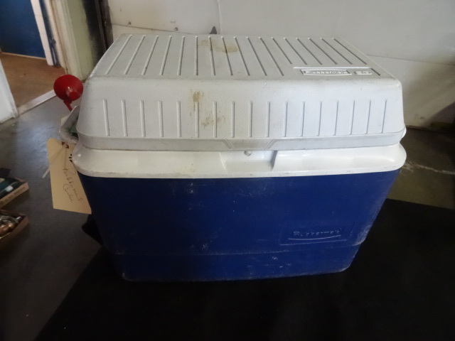 lot 92 image: Rubbermaid Cooler, 56 qt...