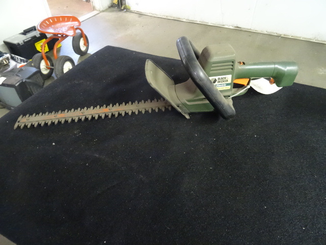 lot 35 image: Black & Decker 18 Elactric Trimmer...