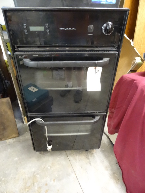 lot 32 image: Fridgidaire Gas Double Oven, 42h x ...