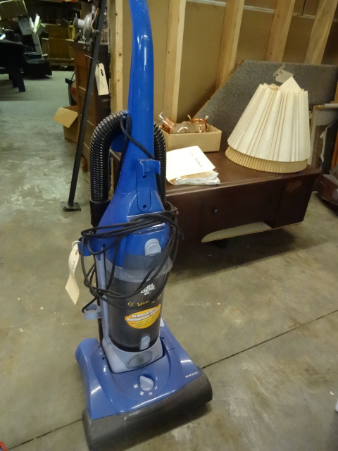 lot 172 image: Dirt Devil Vibe Vacuum Cleaner, 12 ...