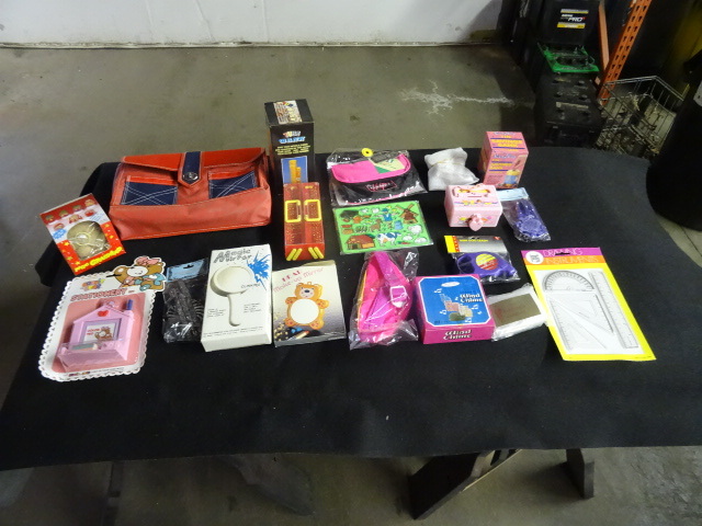 lot 221 image: Childrens Lot - contains breifcase...