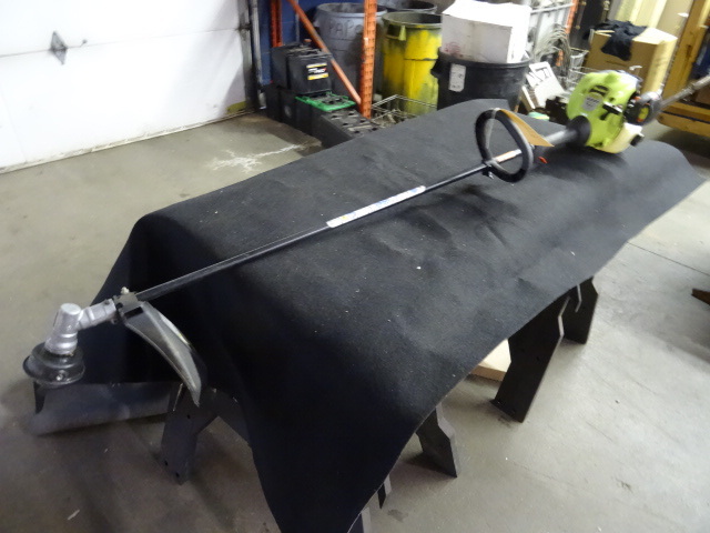 lot 59 image: Poulan P2500 Gas Trimmer, 17, 25cc...