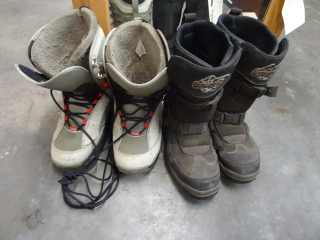 lot 120 image: Ski Doo boots, mens 10 & Lounger Sk...