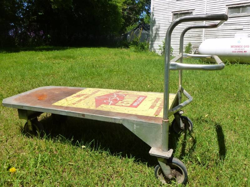 lot 2 image: Flatbed Cart
