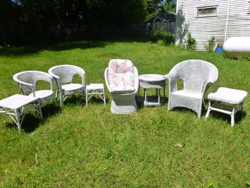 lot 3 image: Wicker Furniture