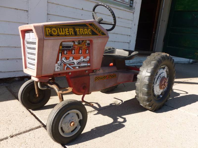 lot 16 image: Peddle Tractor
