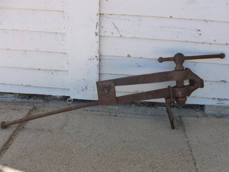 lot 18 image: Vintage Post Vise