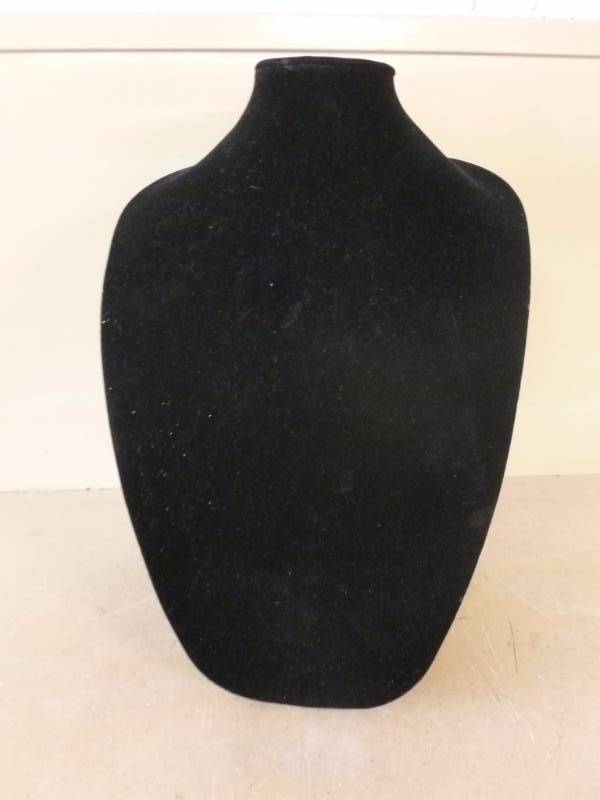 lot 72 image: Necklace Manikin