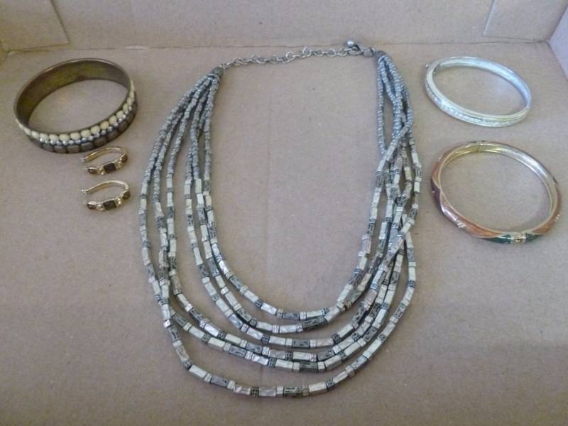 lot 75 image: Jewelry