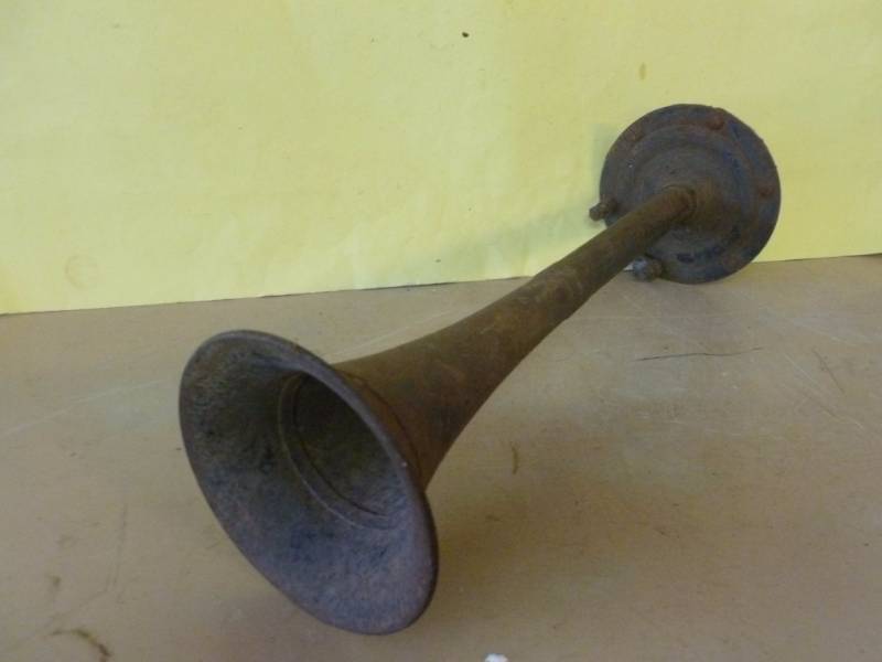 lot 102 image: Vintage Car Horn