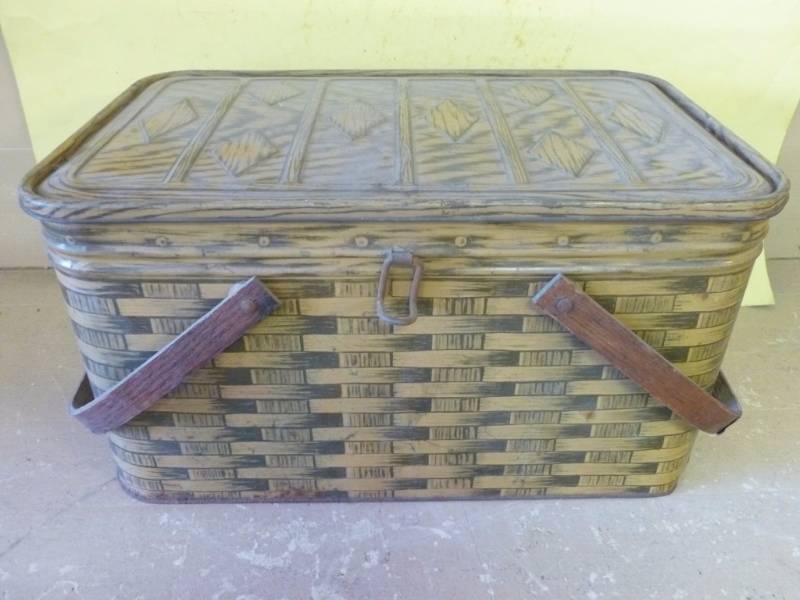 lot 181 image: Vintage Metal Picnic Basket