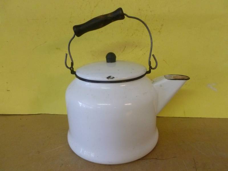 lot 183 image: Vintage Enamelware