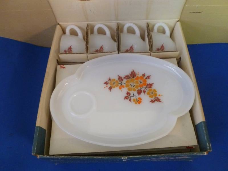 lot 184 image: Vintage Federal Glass