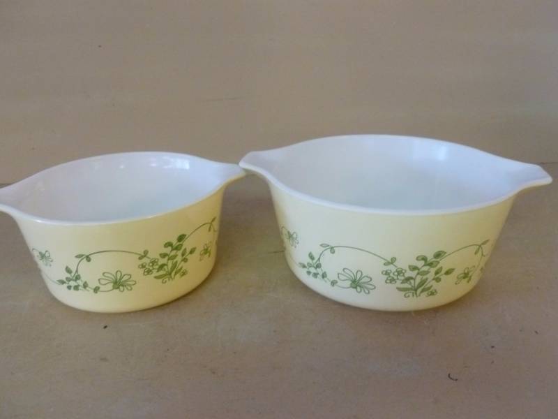 lot 186 image: Vintage Pyrex Bowl Set