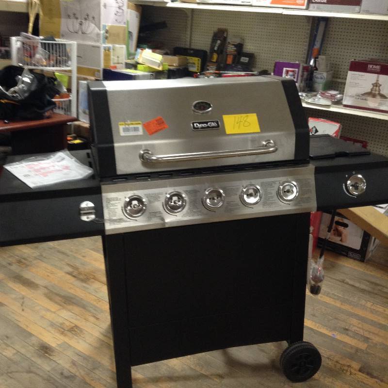 lot 148 image: Dyna-Glo  6 Burner Grill not used -leg ends damaged