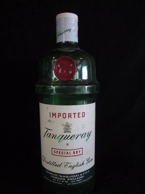 lot 10 image: Tanqueray Gin Store Display