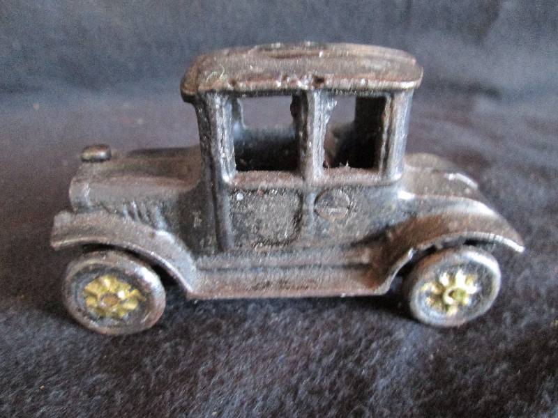 lot 45 image: Cast Iron Toy