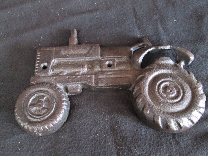 lot 46 image: Cast Iron Tractor