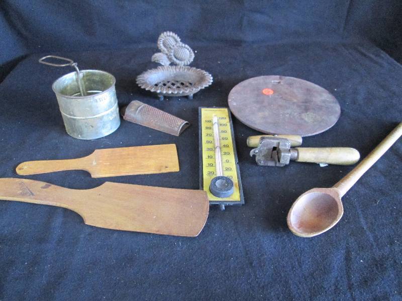 lot 64 image: Vintage Kitchen Items