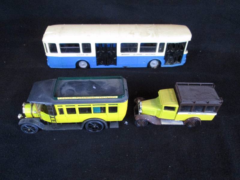lot 101 image: School Buss Toys
